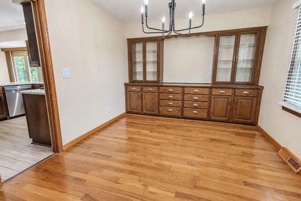 6634 Riverdale Ln, Greendale