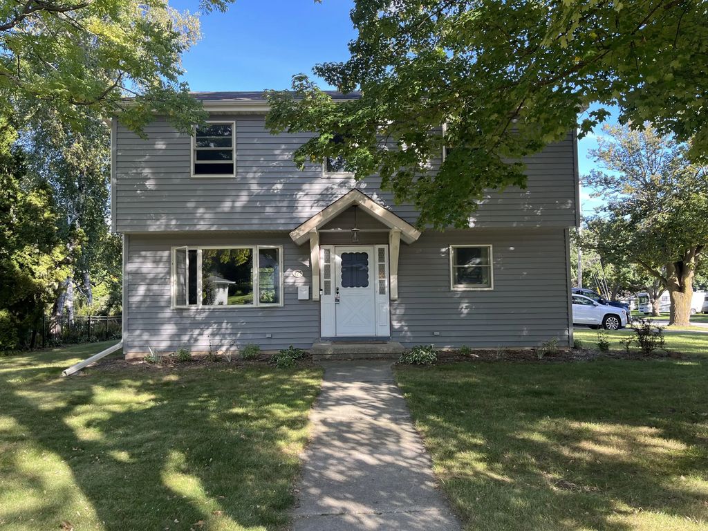 725 S Silverbrook Dr, West Bend