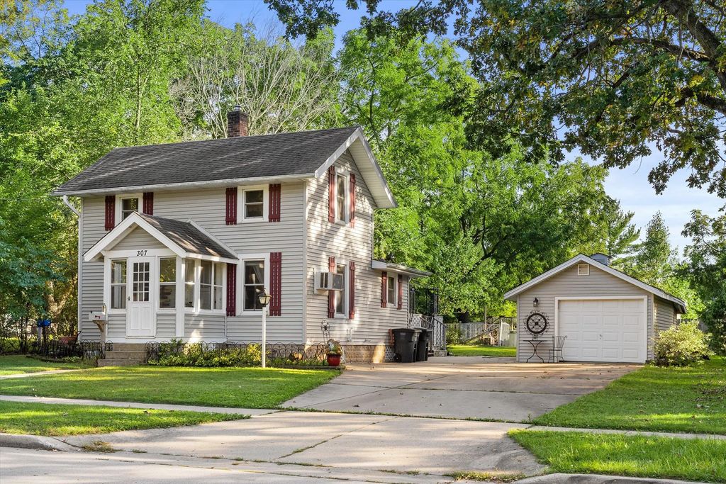 307 Lincoln Ave, Mukwonago