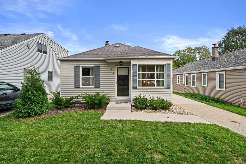 1908 N 118th St, Wauwatosa