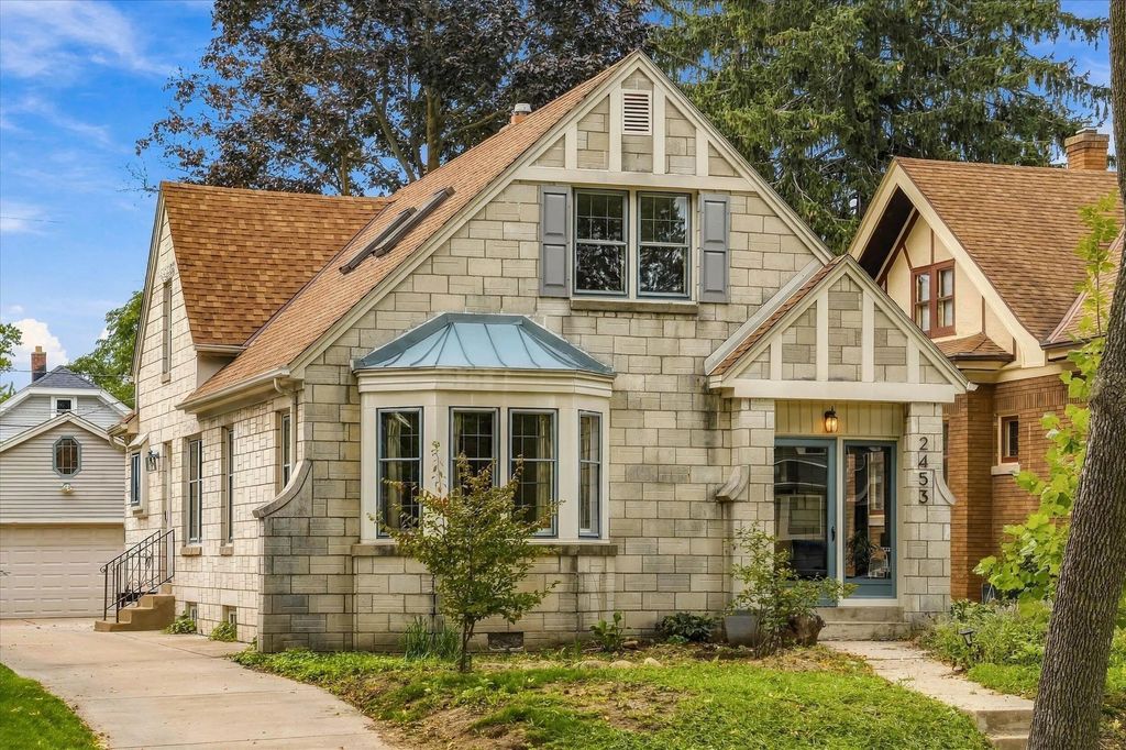 2453 N 66th St, Wauwatosa