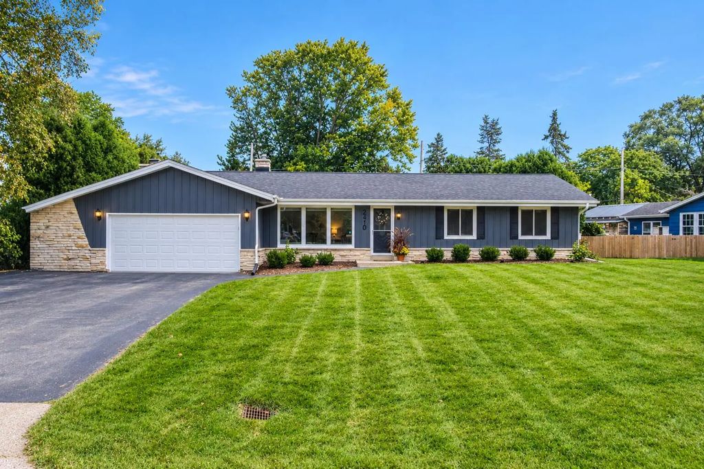2410 Camelot Dr, Brookfield
