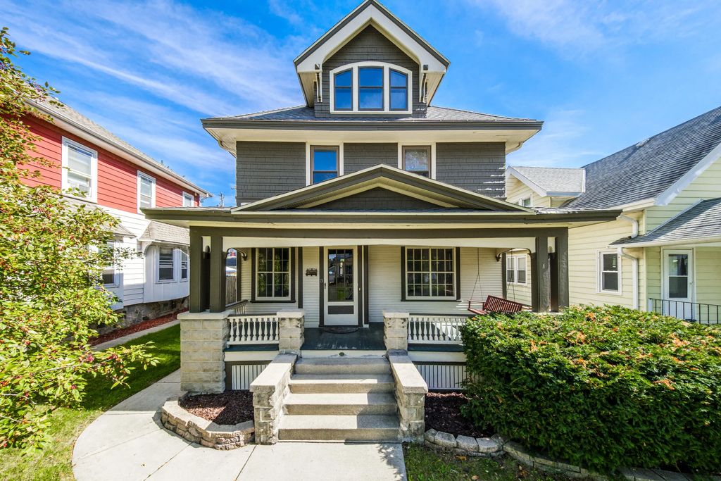 1574 S 79th St, West Allis