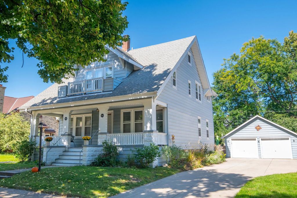 7042 Aetna Ct 7044, Wauwatosa