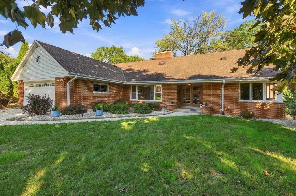 409 Parkway Dr, South Milwaukee
