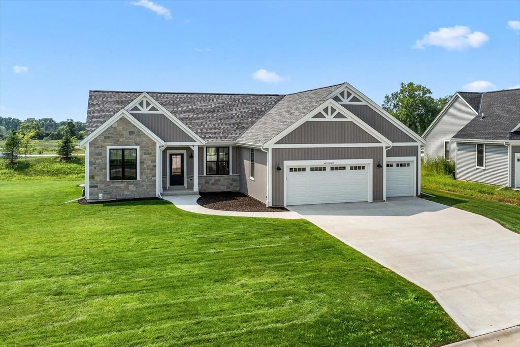 W251n2413 Valleyview Cir, Pewaukee