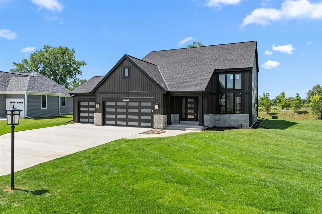 W251n2385 Valleyview Cir, Pewaukee