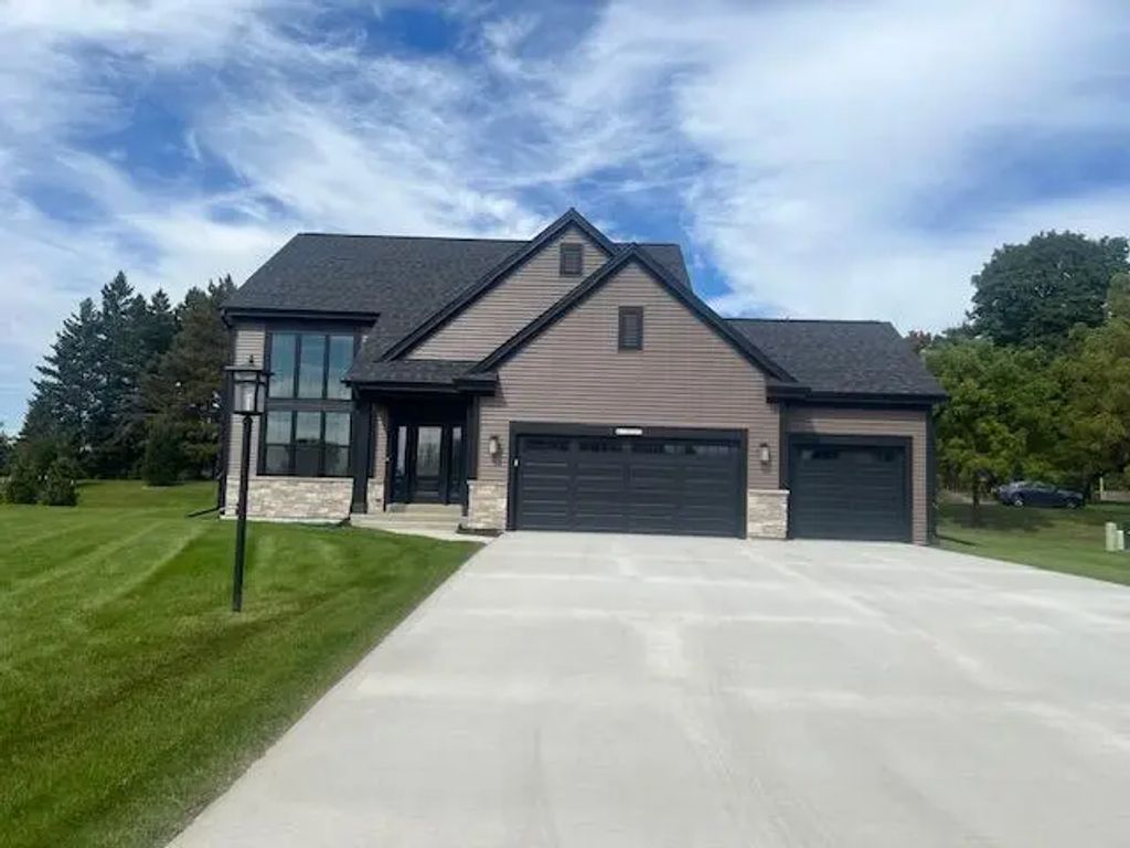 W251n2459 Valleyview Cir, Pewaukee