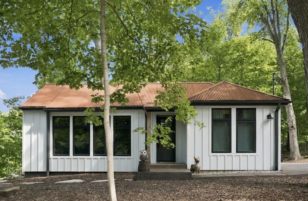 N1370 Bird Ln, Linn