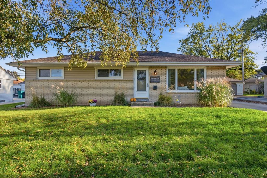 N85w15153 Macarthur Dr, Menomonee Falls