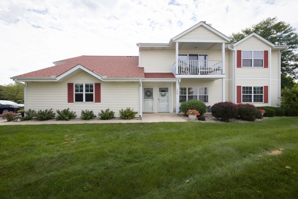 724 Wood River Ct 3, West Bend