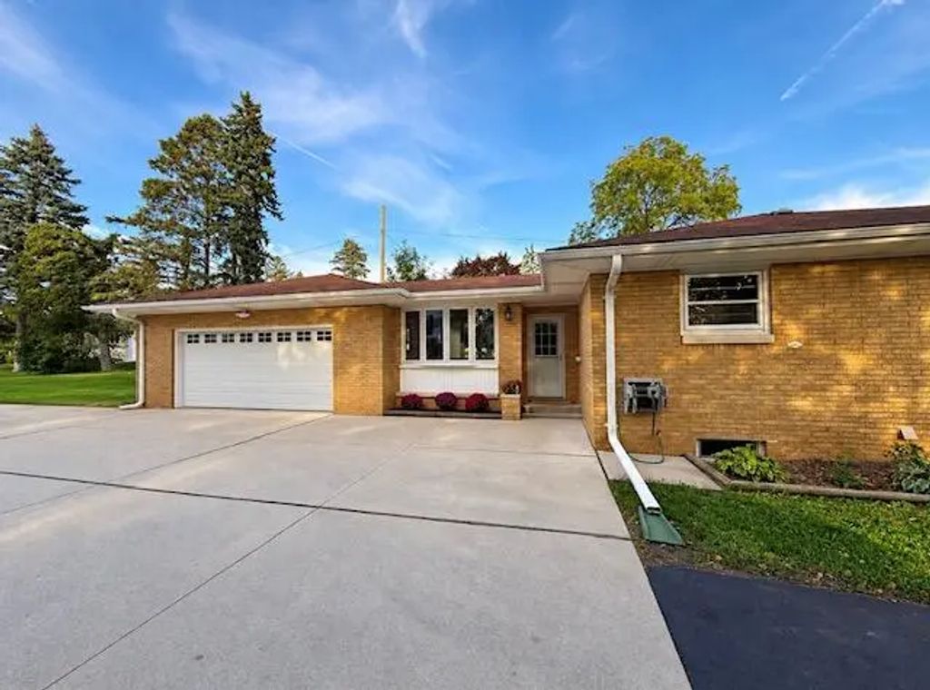 3472 E Ryan Rd, Oak Creek