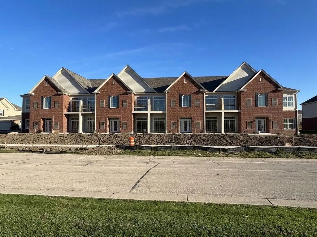 2398 W Colonial Woods Dr 101, Oak Creek
