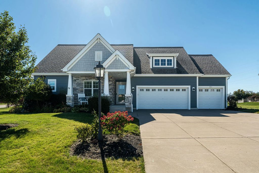 8211 W Highlander Dr, Mequon