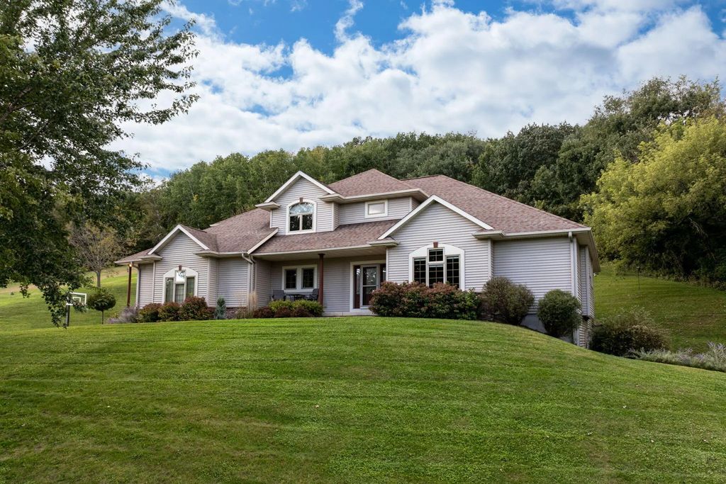 W5664 Stone Hill Rd, Medary