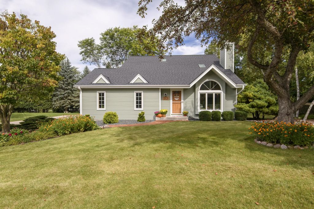 W235n7102 Prairie Ln, Sussex