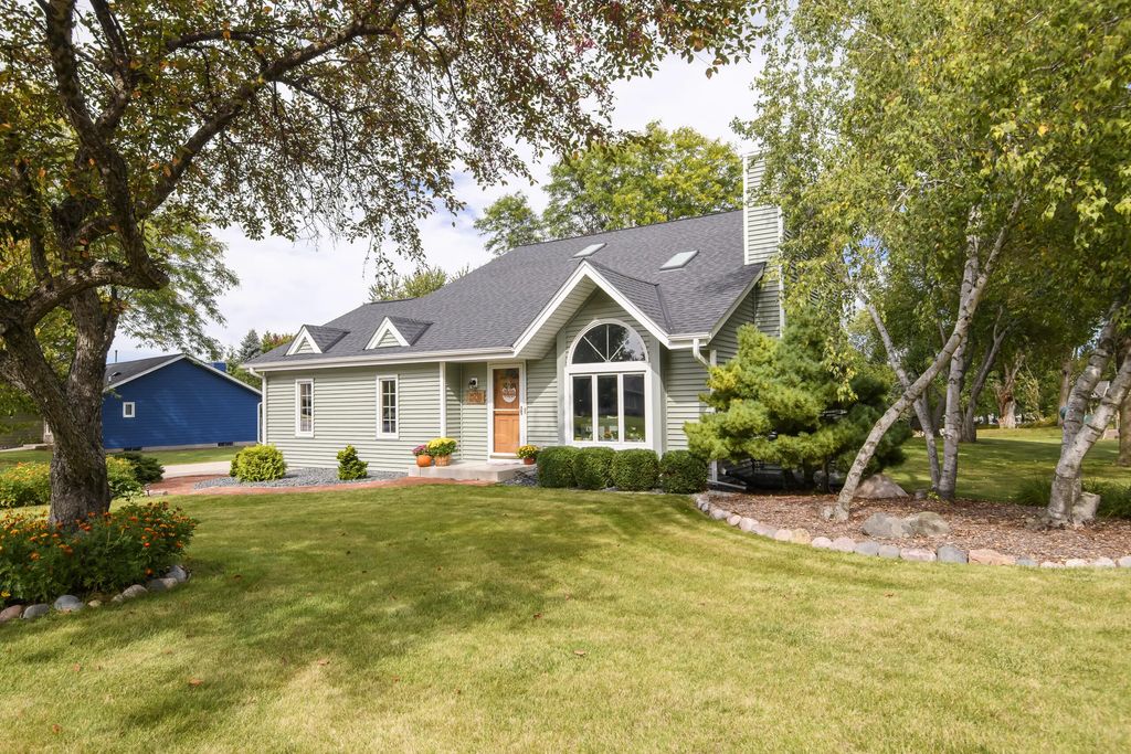 W235n7102 Prairie Ln, Sussex