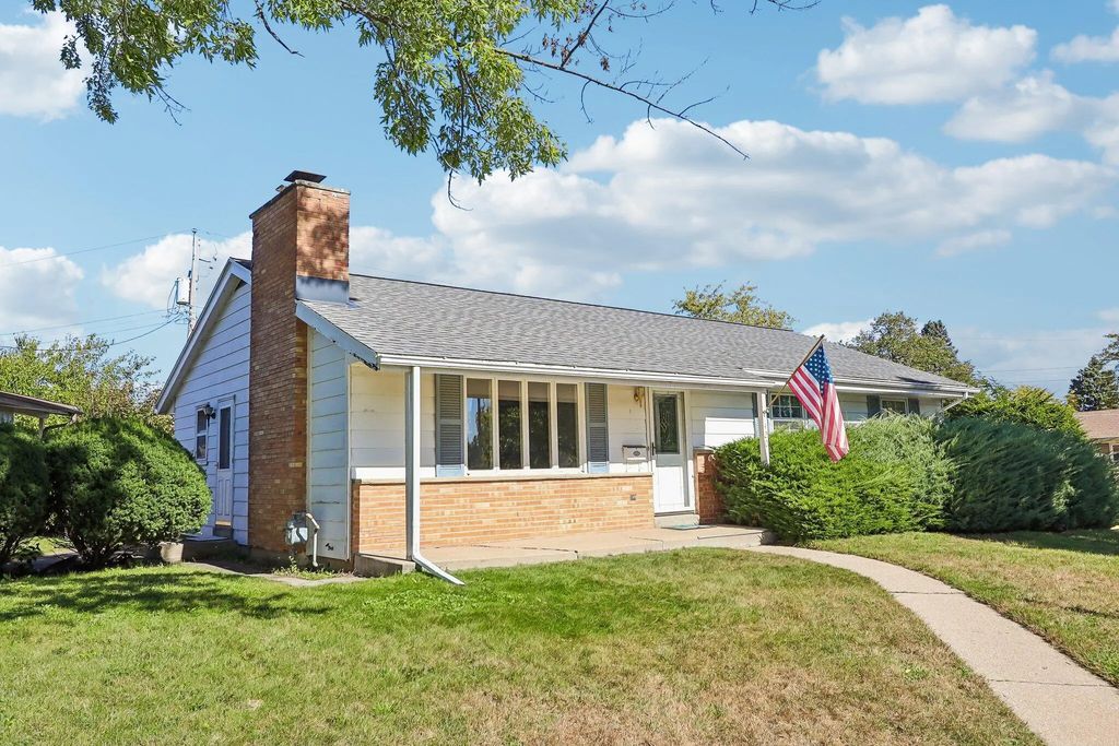 420 Sonya Dr, Waukesha