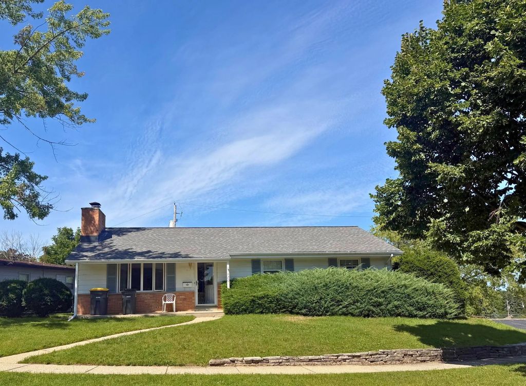 420 Sonya Dr, Waukesha