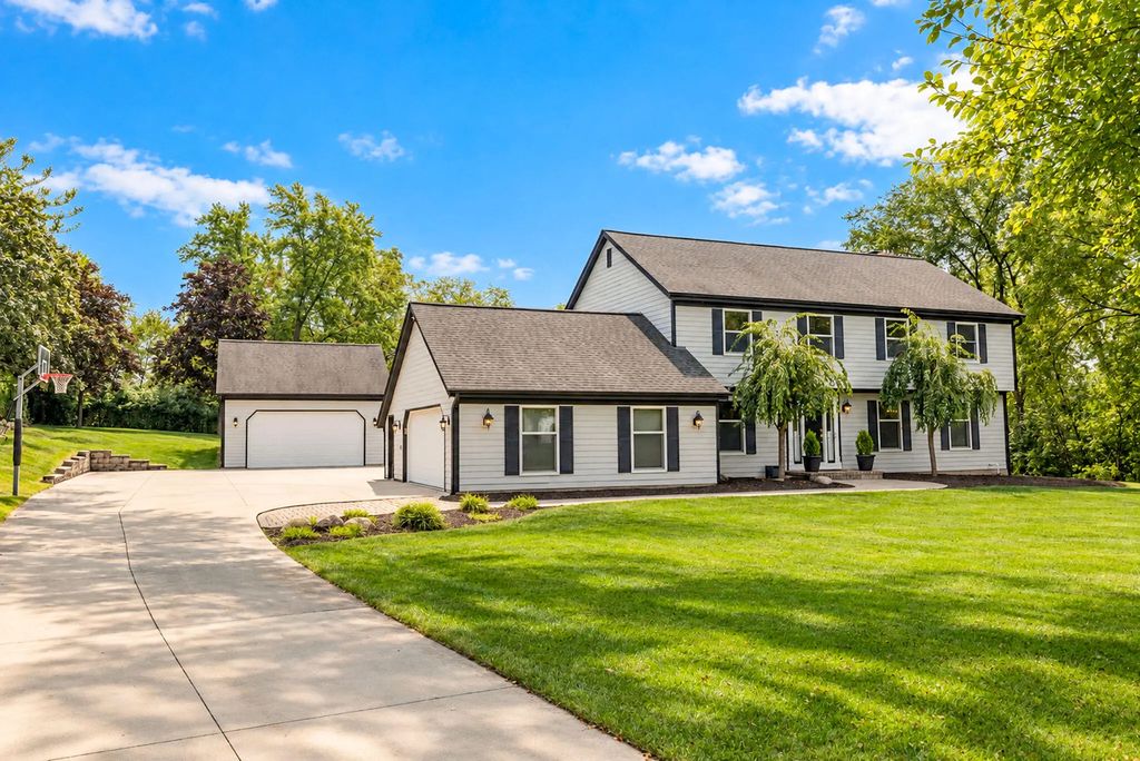12050 N Maryhill Ct, Mequon