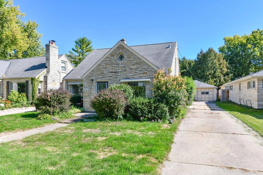 2616 N 96th St, Wauwatosa
