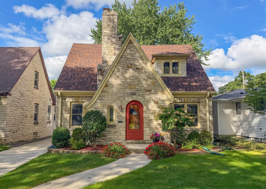2473 N 84th St, Wauwatosa