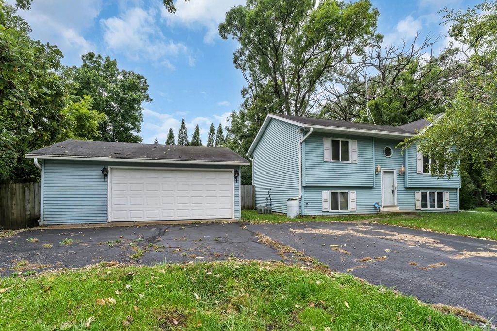 28619 106th St, Salem Lakes