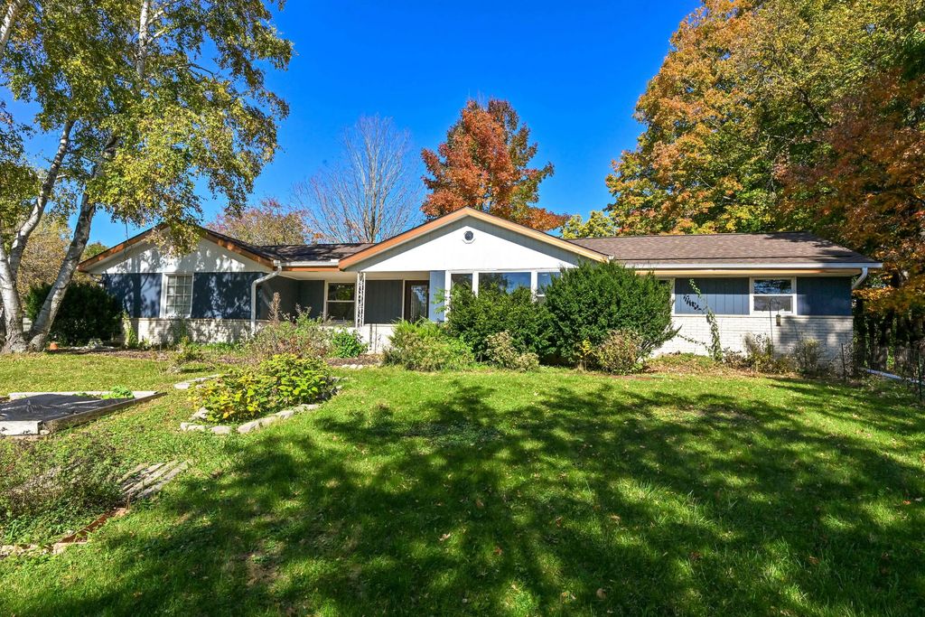 542 Sarah Ln, Cedarburg