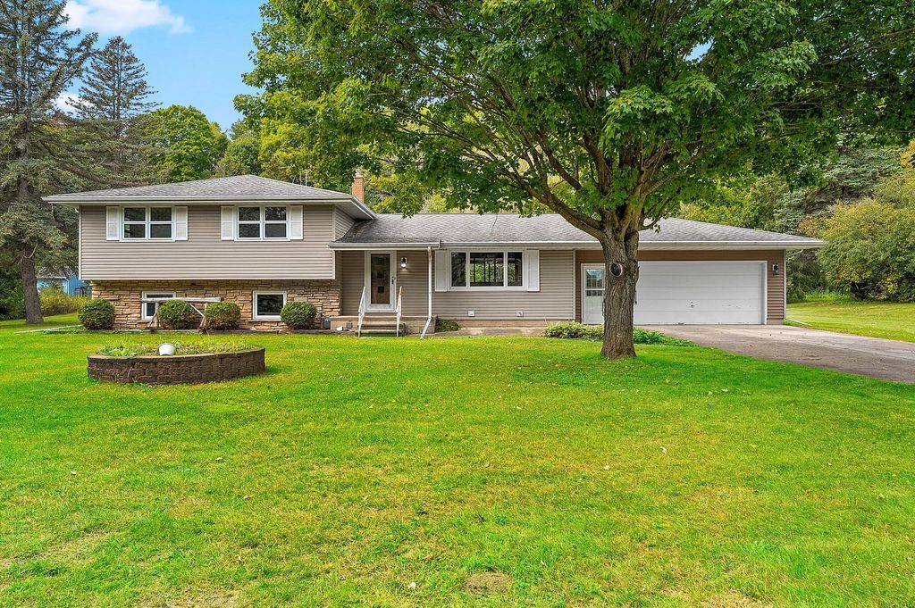 5224 Woodland Dr, Two Rivers