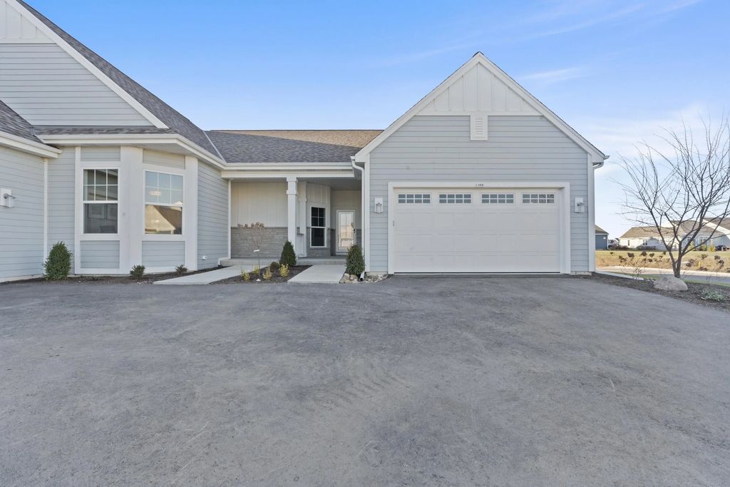1383 Prairie Creek Cir 16e, Oconomowoc