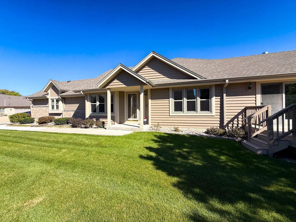 N21w24303 E Parkway Meadow Cir B, Pewaukee