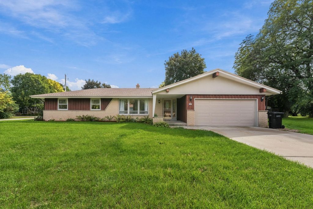 5503 W Silverleaf Ln, Brown Deer