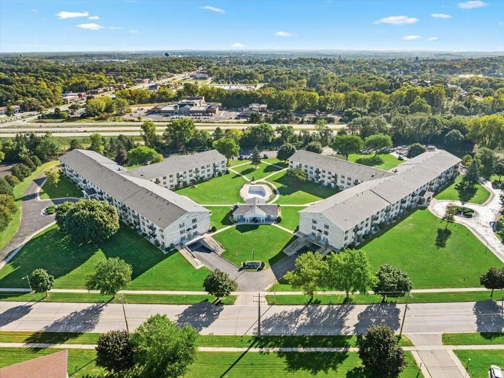 125 N University Dr 108, West Bend