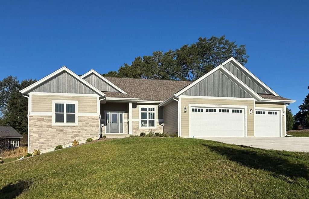 W254n5593 Crescent Hill Dr, Sussex