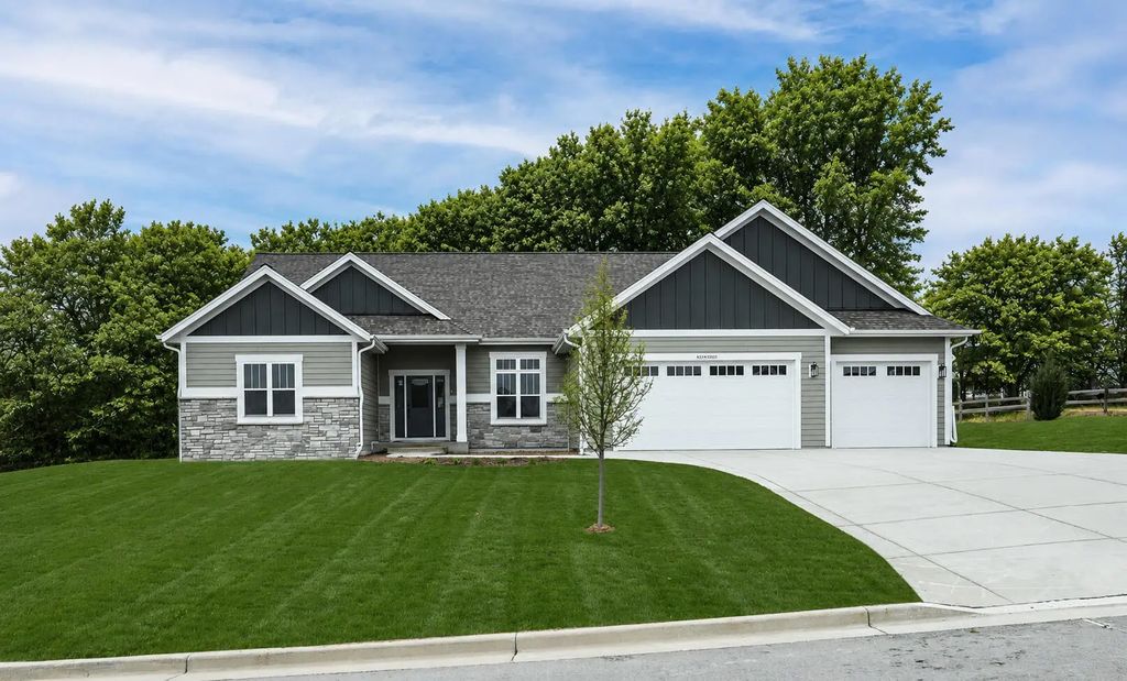 W254n5593 Crescent Hill Dr, Sussex
