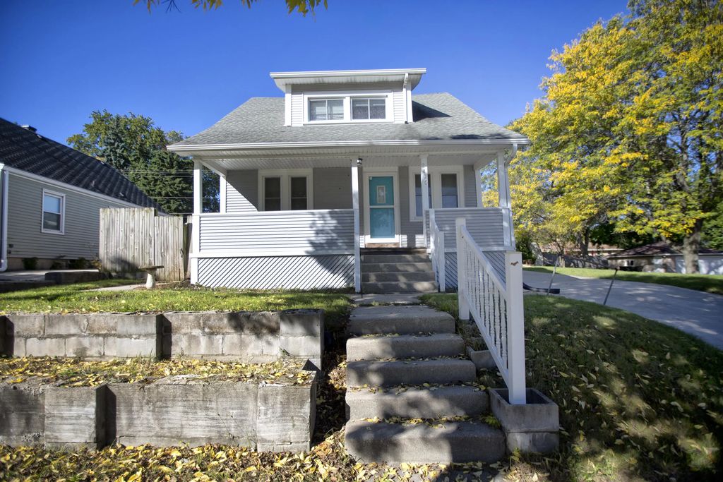 2405 S 92nd St, West Allis