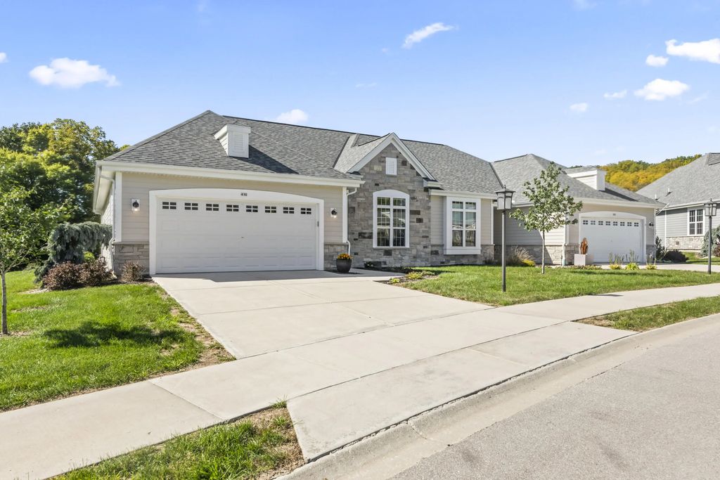 410 Prairie Song Ct, Waukesha