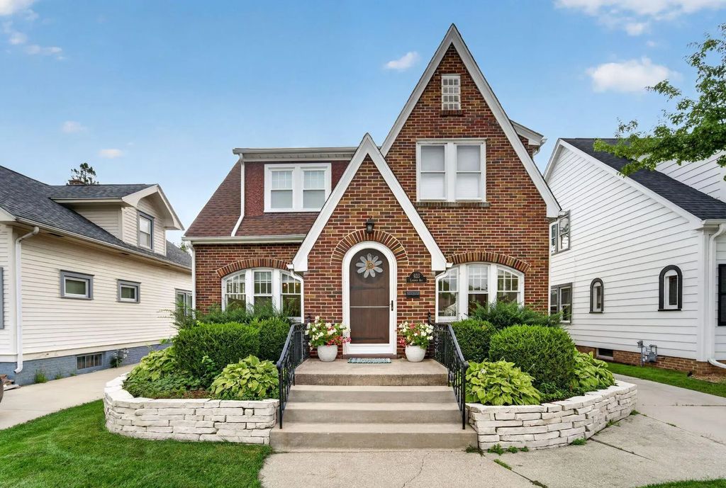 933 Lathrop Ave, Racine