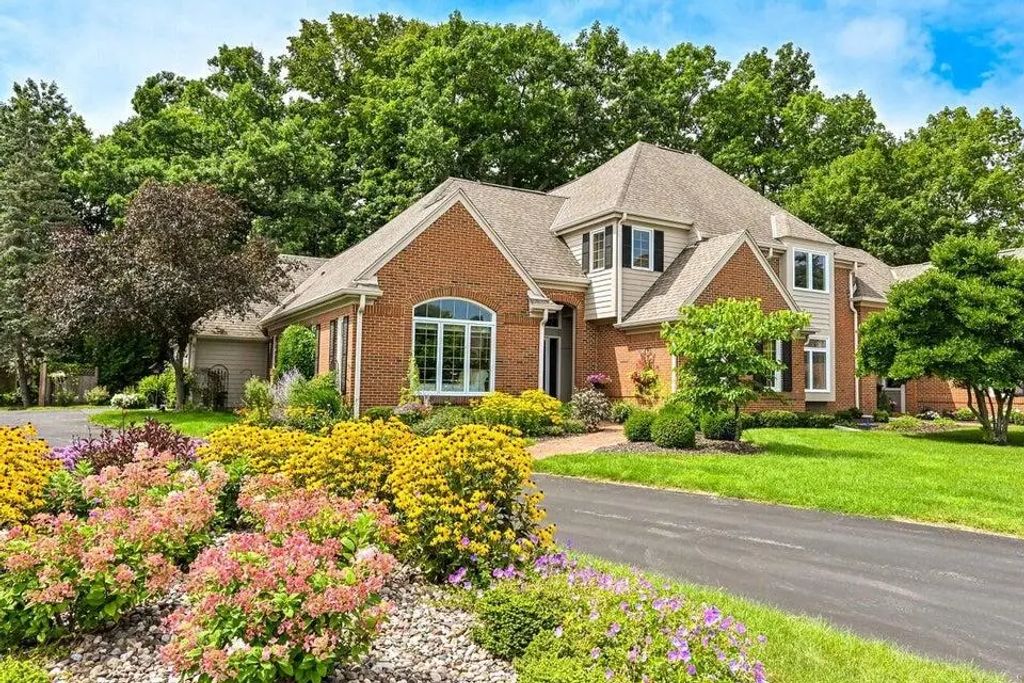 2835 W Golf Cir, Mequon