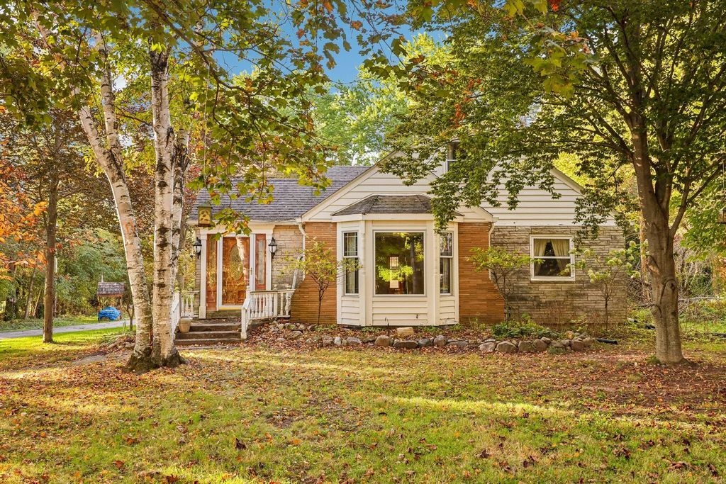 3307 W Hickory Rd, Mequon