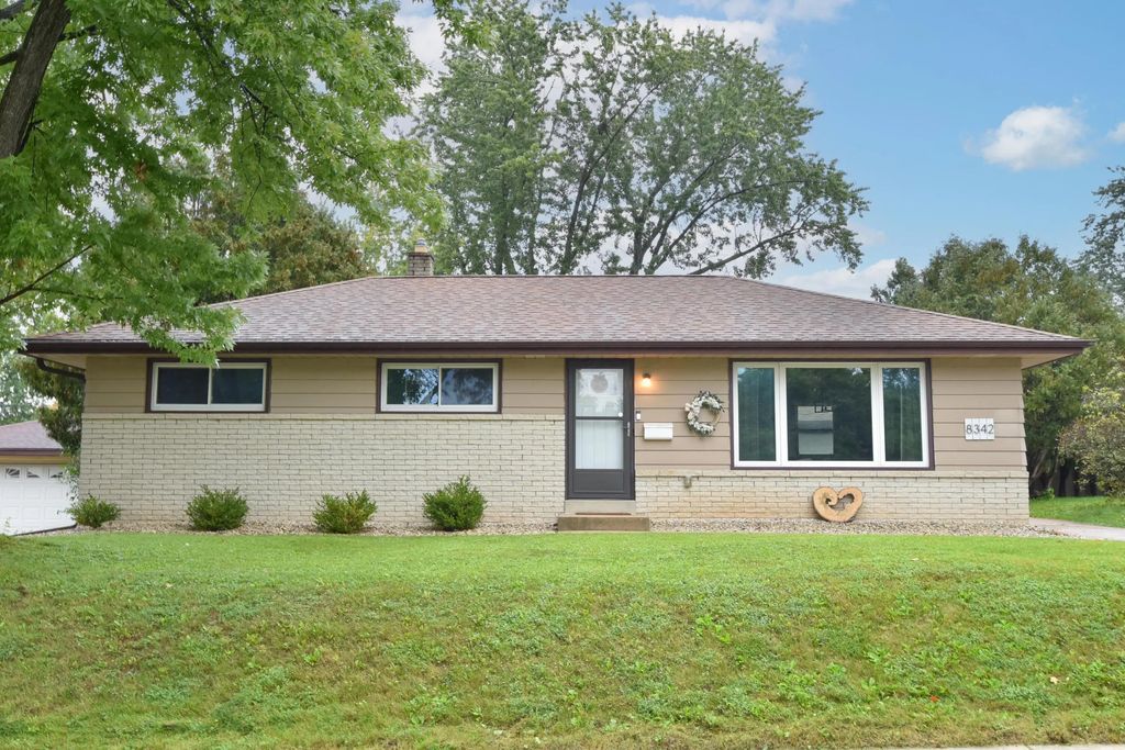 W150n8342 Saxony Dr, Menomonee Falls