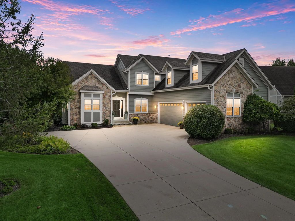W243n2710 Creekside Ct, Pewaukee
