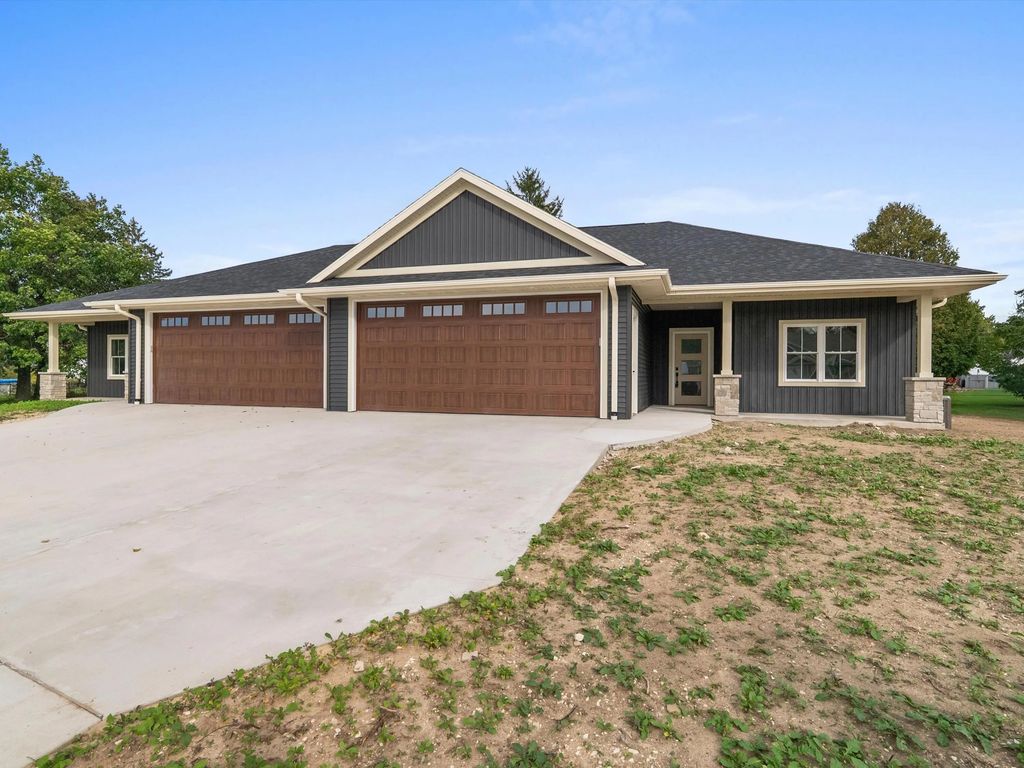 1915 Paul Rd, Manitowoc