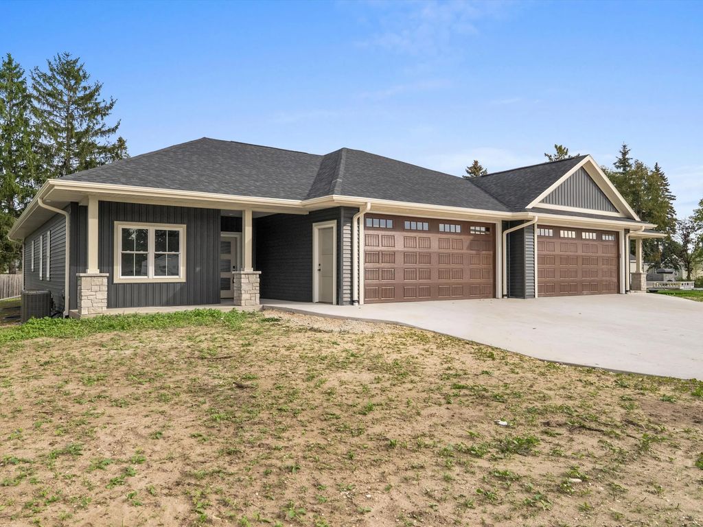 1917 Paul Rd, Manitowoc