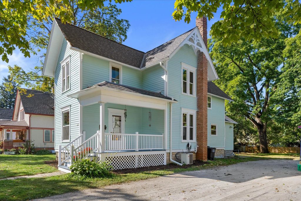 326 S Silver Lake St, Oconomowoc