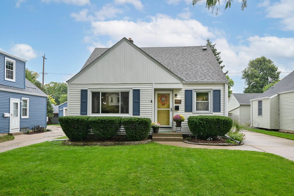 2610 N 75th St, Wauwatosa