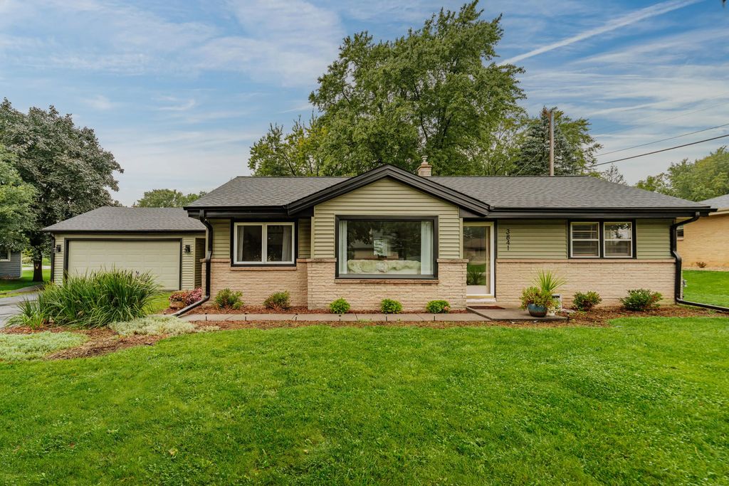 3841 S Sunny Ridge Ln, New Berlin