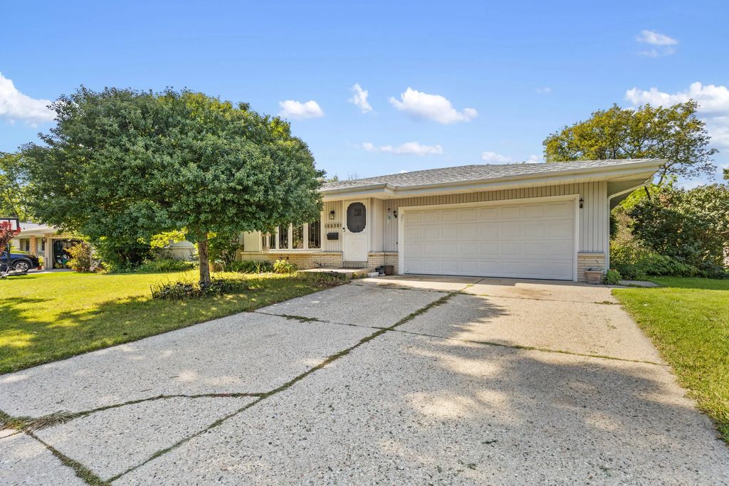 5830 Lakeview Dr, Greendale