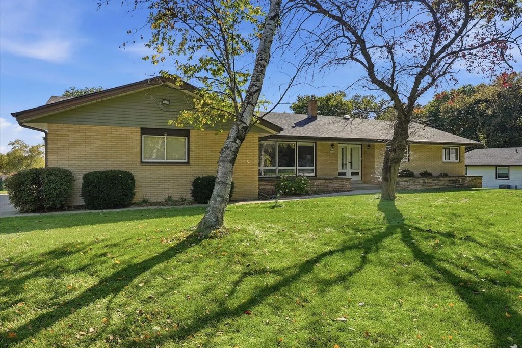 W215n10122 Hickory Dr, Germantown