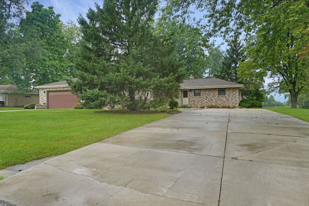 W183n5895 Spruce Ln, Menomonee Falls